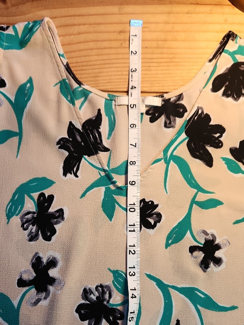 C & E Lifestyle, Sz XL, Cold-Shoulder Floral V-Neck Top in Beige and Teal. - Picture 10 of 10